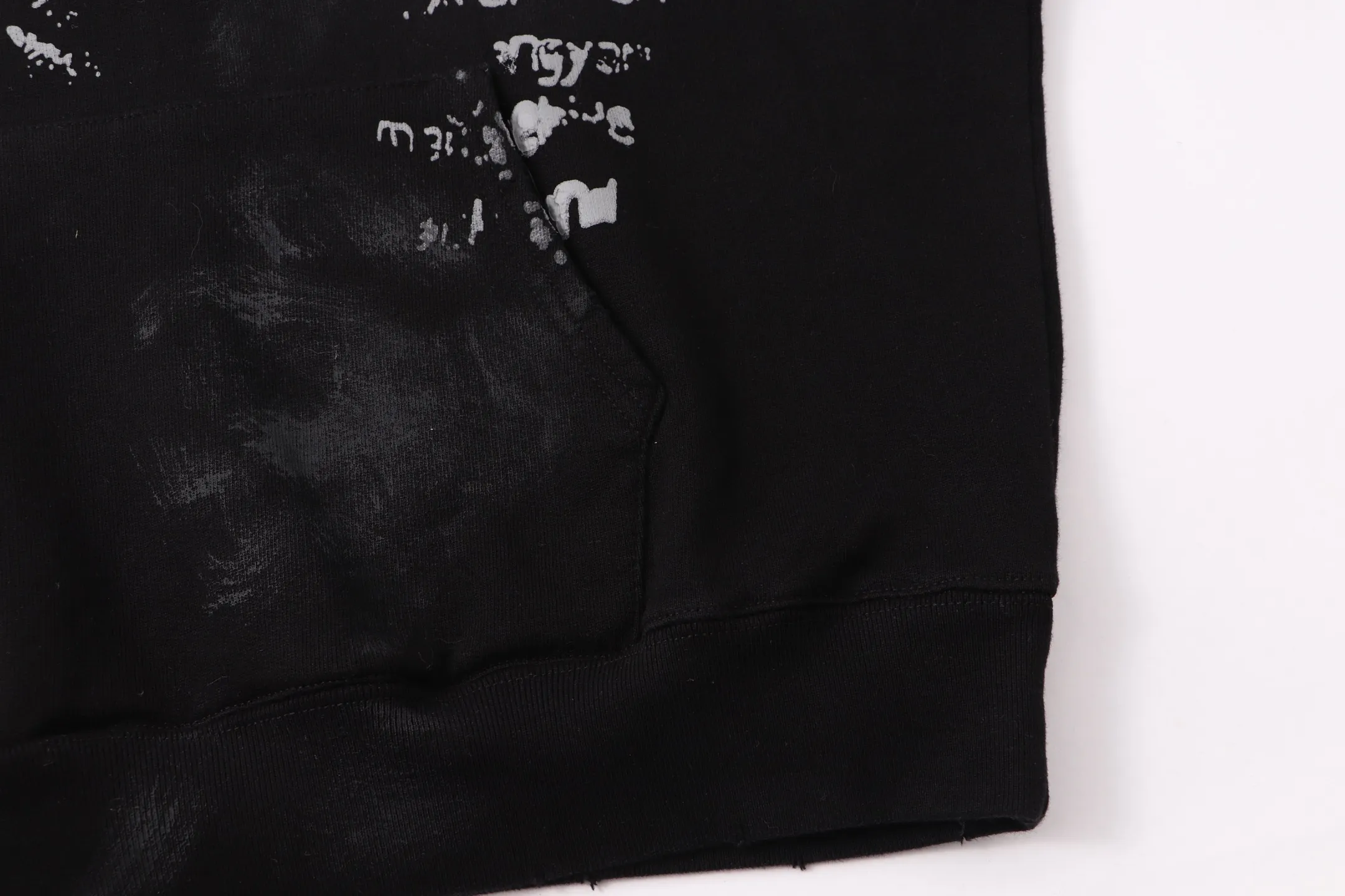 Style No. S225 P300💰 (450g version) SSSAINT LOUIS hooded pullover sweatshirt is made of 450g heavy-weight pure cotton fabric, which is integrated with tedious processes such as manual hand-painting + fraying + washing and spraying. It is not easy to deform and does not shrink. The version is loose and suitable for men and women. Size: S-XL